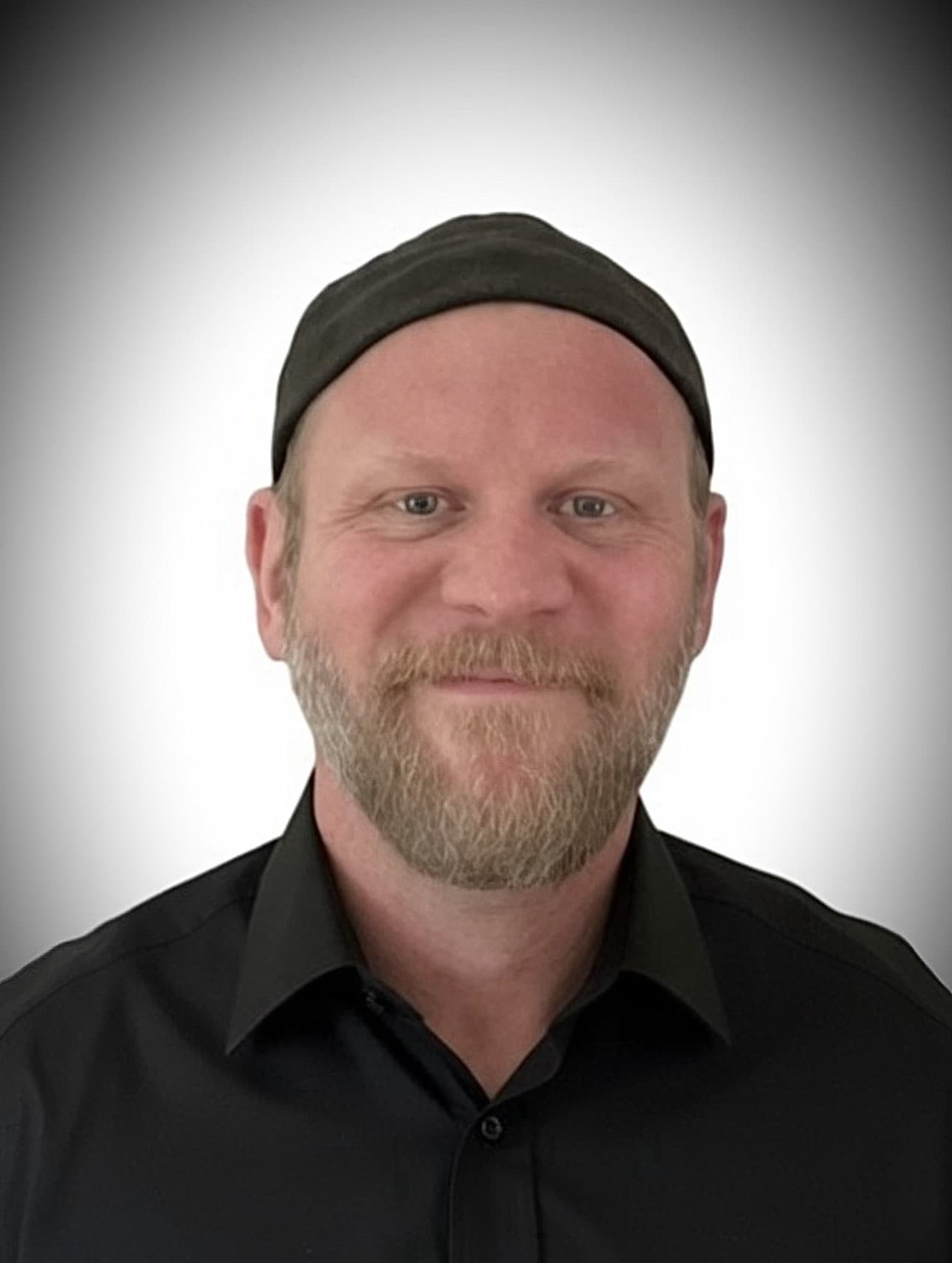 Alex Bacon headshot